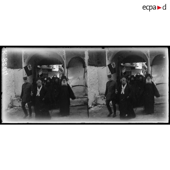 Mont Athos. Visite du général Sarrail aux Monastères. Le général Sarrail et le protépistate dans les rue de Kariès [Karyès]. [légende d'origine]