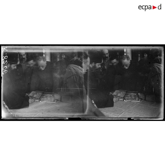 Mont Athos. Monastère de Vatopédi. Le général Sarrail examine un très vieux manuscrit. [légende d'origine]