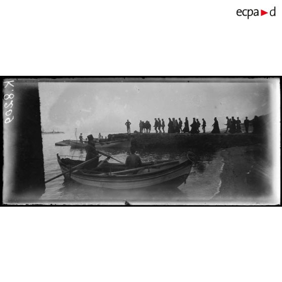 Mont Athos. Le général Sarrail et l'amiral du Vignaux embarquent après la visite au Monastère de Vatopédi. [légende d'origine]