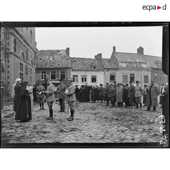 Hazebrouck, remise de la croix de guerre par le général de la Guiche à madame la duchesse de Sutherland, à madame Lionville et à une soeur de l'hôpital. Le général lit la citation. [légende d'origine]