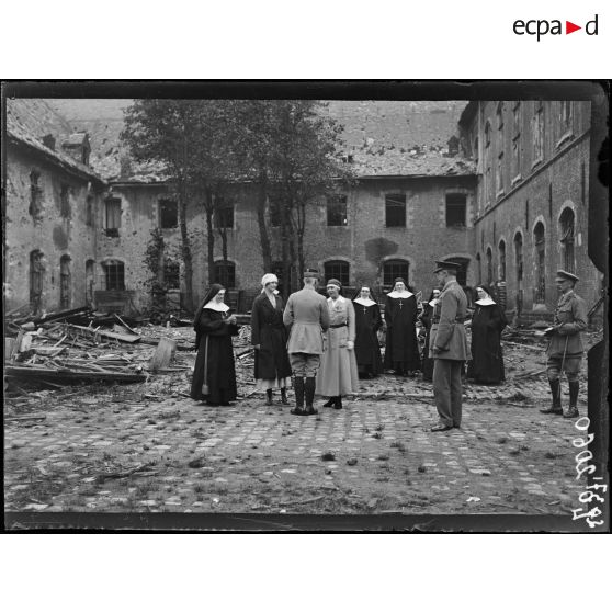 Hazebrouck, remise de la croix de guerre par le général de la Guiche à madame la duchesse de Sutherland, à madame Lionville et à une soeur de l'hôpital. Le général lit la citation. [légende d'origine]