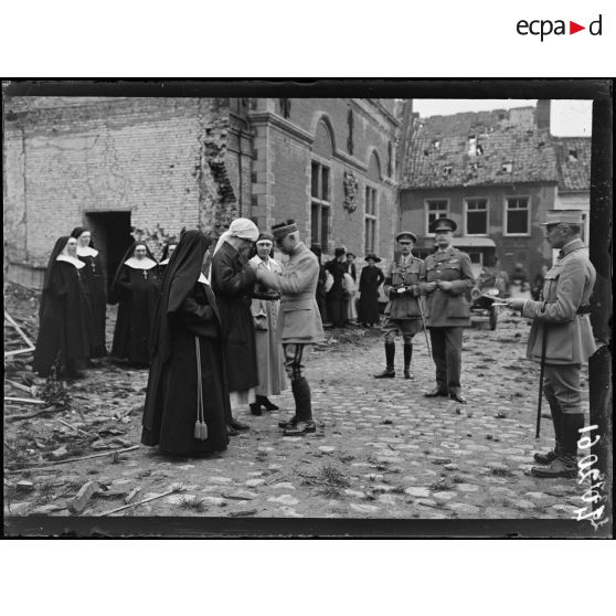 Hazebrouck, remise de la croix de guerre par le général de la Guiche à madame la duchesse de Sutherland, à madame Lionville et à une soeur de l'hôpital. Le général lit la citation. [légende d'origine]