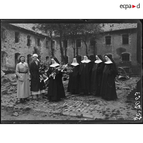 Hazebrouck, madame la duchesse de Sutherland, madame Lionville et une soeur de l'hôpital décorées de la Croix de guerre par le général Laguiche. [légende d'origine]