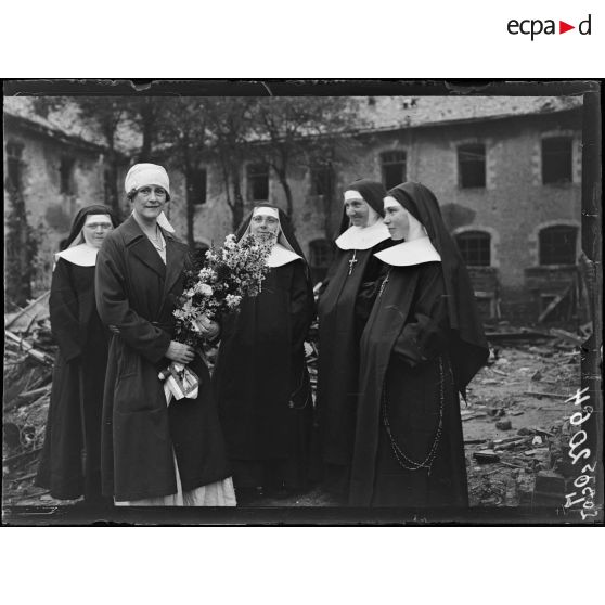 Hazebrouck, madame la duchesse de Sutherland, madame Lionville et une soeur de l'hôpital décorées de la Croix de guerre par le général Laguiche. [légende d'origine]