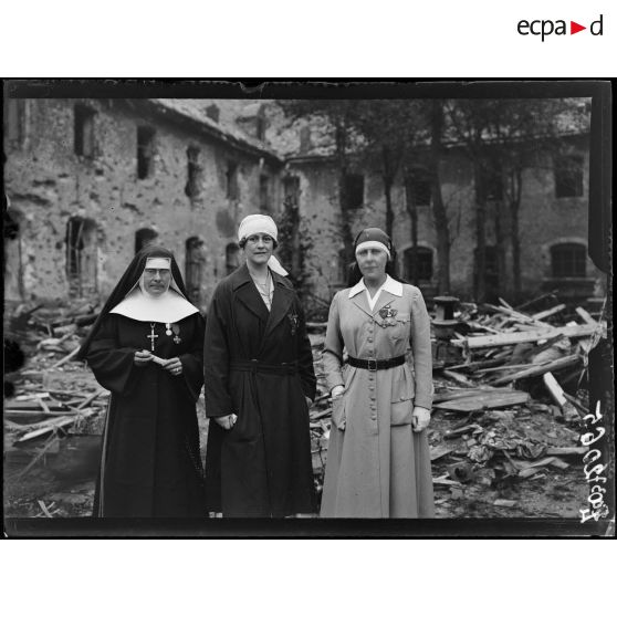 Hazebrouck, madame la duchesse de Sutherland, madame Lionville et une soeur de l'hôpital décorées de la Croix de guerre par le général Laguiche. [légende d'origine]