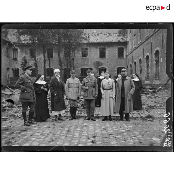 Hazebrouck, madame la duchesse de Sutherland, madame Lionville et une soeur de l'hôpital décorées de la Croix de guerre par le général Laguiche. [légende d'origine]