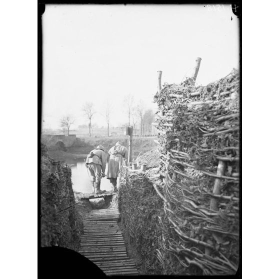 Etang de Parroy. Tranchée du déversoir. [légende d'origine]