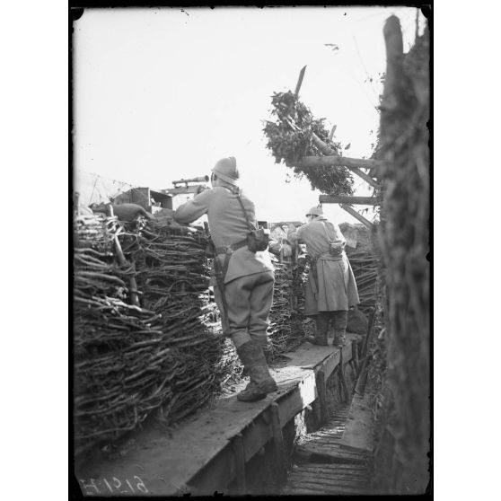 Etang de Parroy. Un tireur d'élite, tranchée. [légende d'origine]