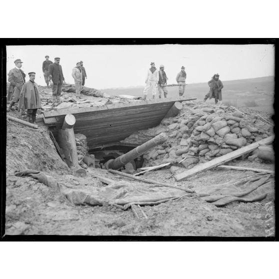 Région de l'étang de Parroy. Pièce Bory de 164,7 de marine. Entrée de la casemate découverte. [légende d'origine]