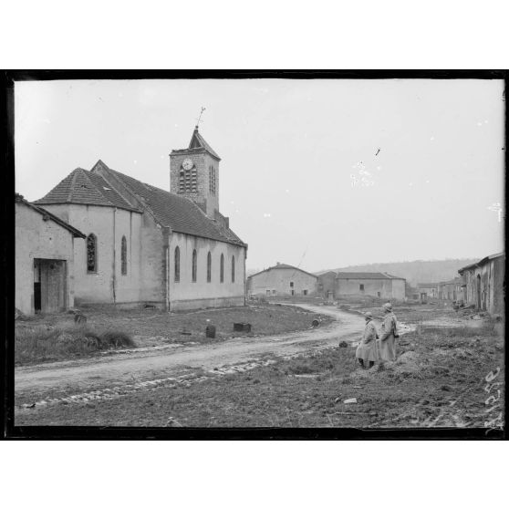 Hénaménil (Meurthe-et-Moselle). Eglise et village. [légende d'origine]