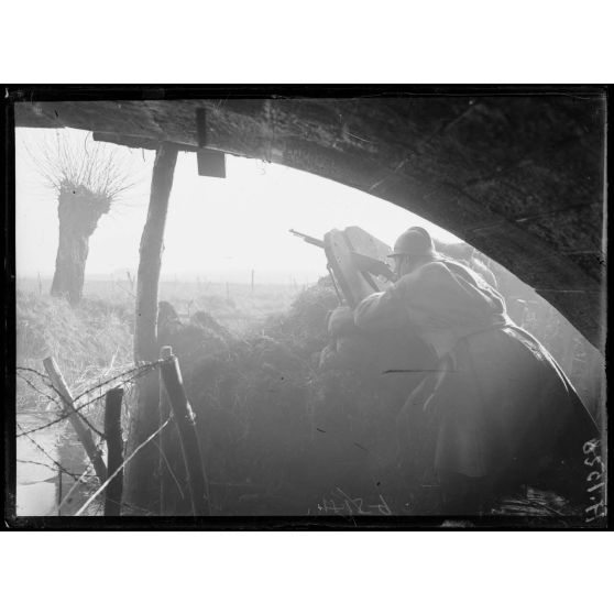 Défenses de l'étang de Parroy. Extrémité de la tranchée 4, dite le Tunnel. Guette " un mouvement de l'ennemi est signalé". [légende d'origine]