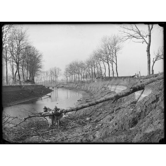 Défenses de l'étang de Parroy. Guetteur dans le lit du canal vidé par les allemands. [légende d'origine]