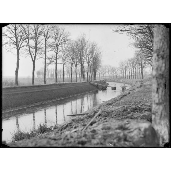 Canal près de l'étang de Parroy vers le petit pont. [légende d'origine]