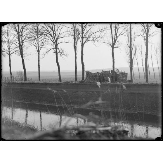 Canal près de l'étang de Parroy. Poste de guetteur de l'autre rive. [légende d'origine]