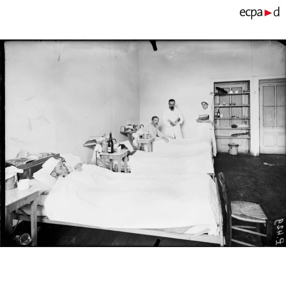 Saint-Genis-Laval (Rhône). Hôpital de tuberculeux. Visite du docteur. Chambre d'isolement. [légende d'origine]