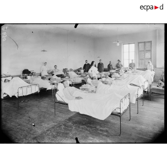 Saint-Genis-Laval (Rhône). Hôpital de tuberculeux. Une salle de tuberculeux. [légende d'origine]