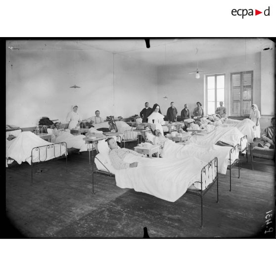 Saint-Genis-Laval (Rhône). Hôpital de tuberculeux. Une salle de tuberculeux. [légende d'origine]