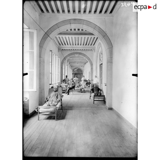 Saint-Genis-Laval (Rhône). Hôpital de tuberculeux. Galerie de repos. [légende d'origine]