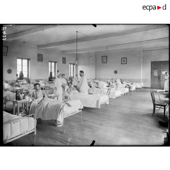 Saint-Genis-Laval (Rhône). Hôpital de tuberculeux. La visite du docteur. [légende d'origine]