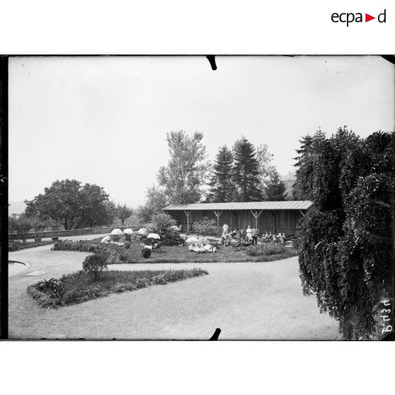 Saint-Genis-Laval (Rhône). Hôpital de tuberculeux. Cure de soleil pour les malades atteints de tuberculose osseuse. [légende d'origine]