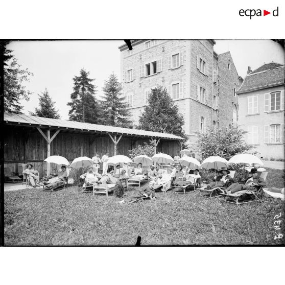 Saint-Genis-Laval (Rhône). Hôpital de tuberculeux. Cure de soleil pour les malades atteints de tuberculose osseuse. [légende d'origine]