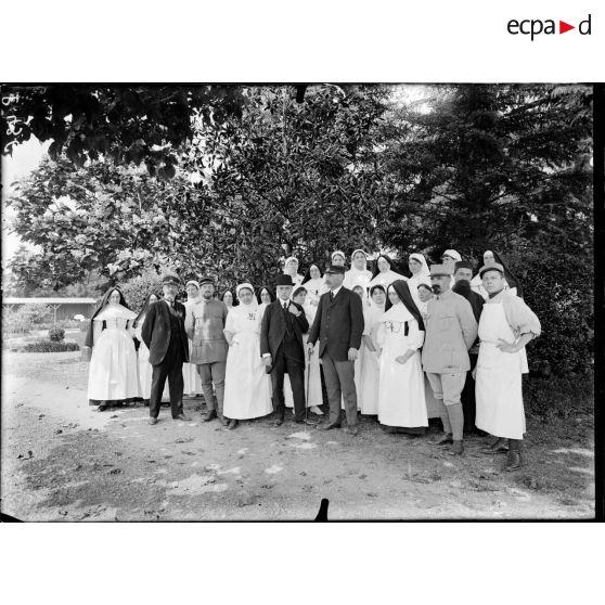 Saint-Genis-Laval (Rhône). Hôpital de tuberculeux. Le personnel hospitalier et médical. [légende d'origine]