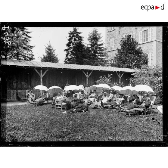 Saint-Genis-Laval (Rhône). Hôpital de tuberculeux. Cure de soleil. [légende d'origine]