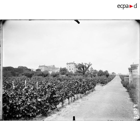 Saint-Genis-Laval (Rhône). Hôpital de tuberculeux. Vue extérieure de l'hôpital. [légende d'origine]