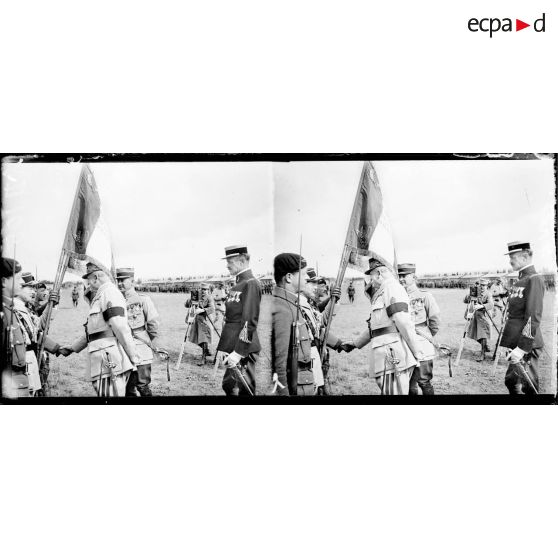 Longvic. Près Dijon. Camp d'aviation. Le général Duplessis serra la main au lieutenant Fonck. [légende d'origine]