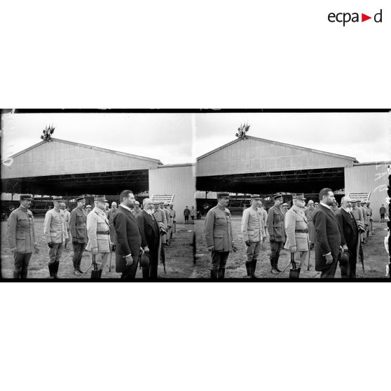 Longvic. Près Dijon. Camp d'aviation. Mr Dumesnil, le général Duplessis, commandant la place de Dijon. [légende d'origine]