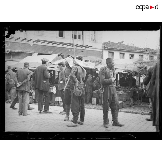 Salonique. Un coin du marché grec. [légende d'origine]