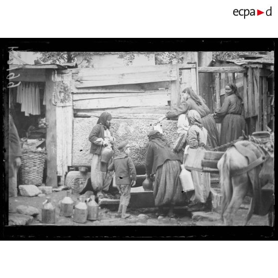 Salonique. Femmes à la fontaine. [légende d'origine]