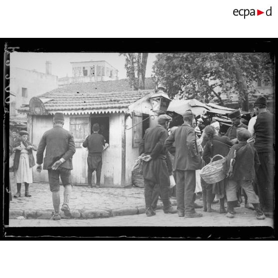 Salonique. Un coin du marché grec. [légende d'origine]