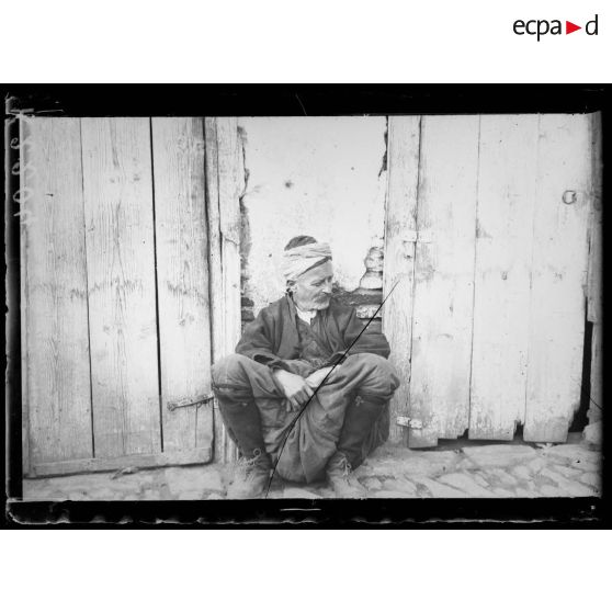 Salonique. Colporteur turc. [légende d'origine]