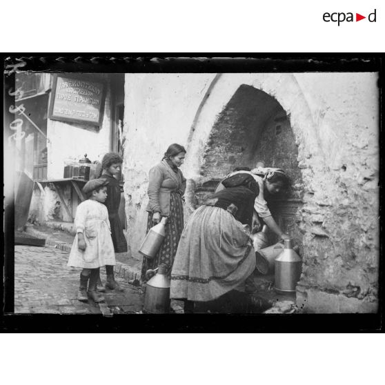 Salonique. Femmes à la fontaine. [légende d'origine]