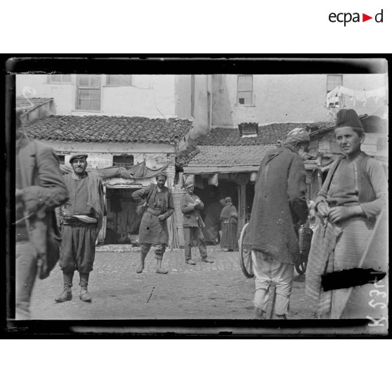 Salonique. Sur la place du marché. Types d'indigènes. [légende d'origine]