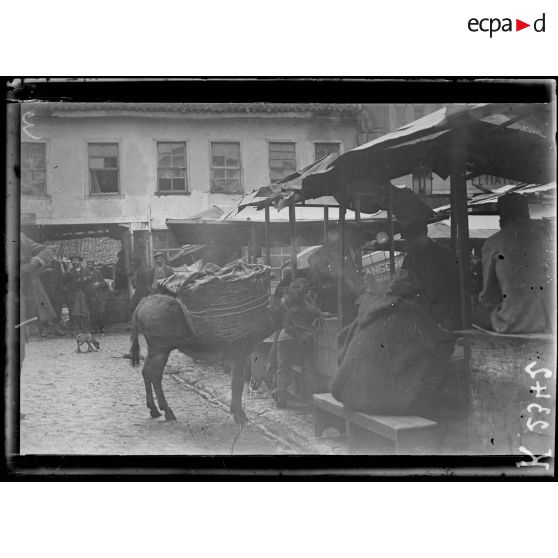 Salonique. Un coin du marché. [légende d'origine]