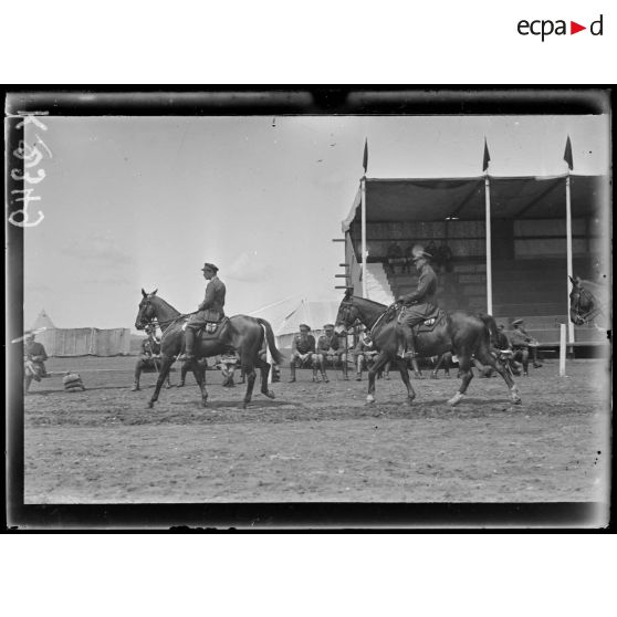 Fête donnée au camp Anglais de Mika Akbunar. Concours hippique. Présentation de chevaux. [légende d'origine]