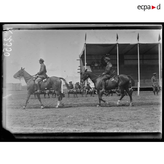 Fête donnée au camp Anglais de Mika Akbunar. Concours hippique. Présentation de chevaux. [légende d'origine]