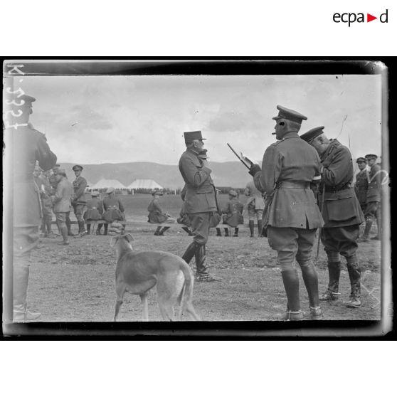 Fête donnée au camp Anglais de Mika Akbunar. Concours hippique. Le général Sarrail. [légende d'origine]