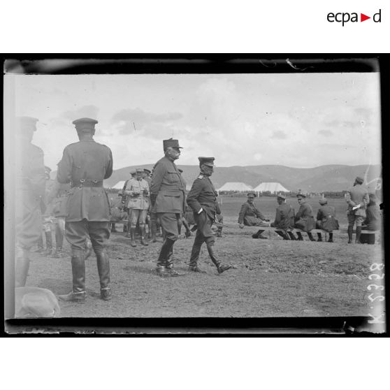 Fête donnée au camp Anglais de Mika Akbunar. Concours hippique. Le général Sarrail et le général Moschopoulos. [légende d'origine]
