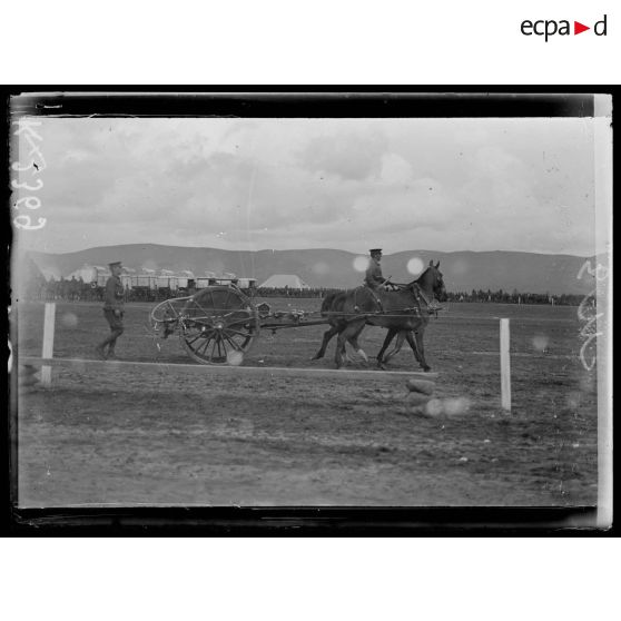 Fête donnée au camp Anglais de Mika Akbunar. Concours hippique. Voiture citerne anglaise. [légende d'origine]