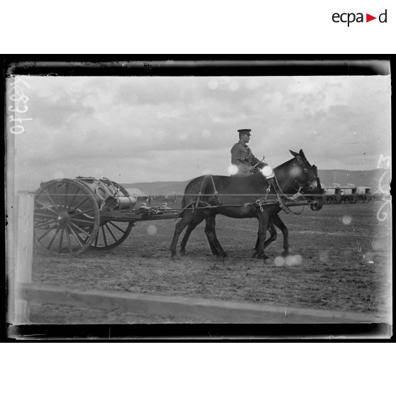Fête donnée au camp Anglais de Mika Akbunar. Concours hippique. Voiture citerne anglaise. [légende d'origine]