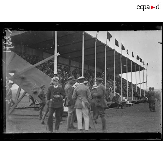 Fête donnée au camp Anglais de Mika Akbunar. Concours hippique. Les tribunes. [légende d'origine]