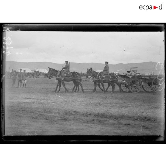Fête donnée au camp Anglais de Mika Akbunar. Concours hippique. Fourgons d'artillerie anglaise attelés. [légende d'origine]
