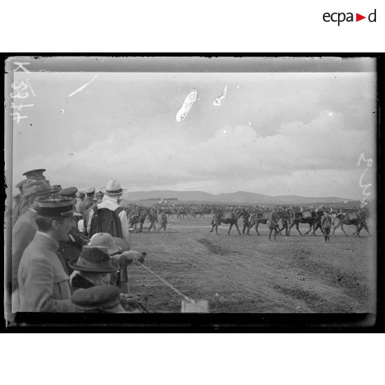 Fête donnée au camp Anglais de Mika Akbunar. Concours hippique. Défilé de mulets. [légende d'origine]