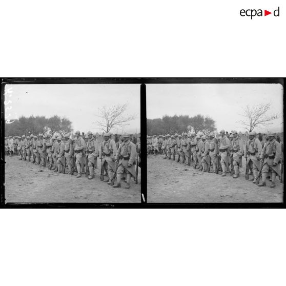 Ancienne école d'agriculture (route de Salonique à Loutra). Remise de décorations, croix de guerre aux rescapés de la Provence. [légende d'origine]
