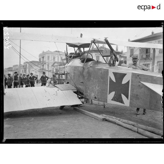 Salonique. Aviatik abattu dans nos lignes. [légende d'origine]