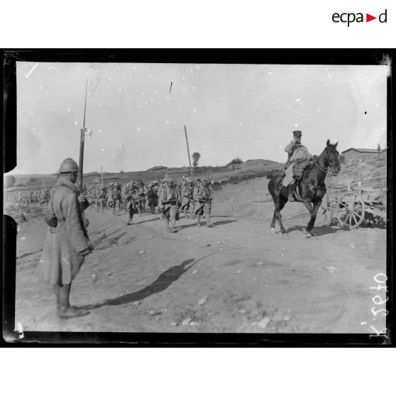 Likovan. Route Salonique-Sérès. Marche s'approche vers la frontière bulgare. 17e division infanterie coloniale. [légende d'origine]