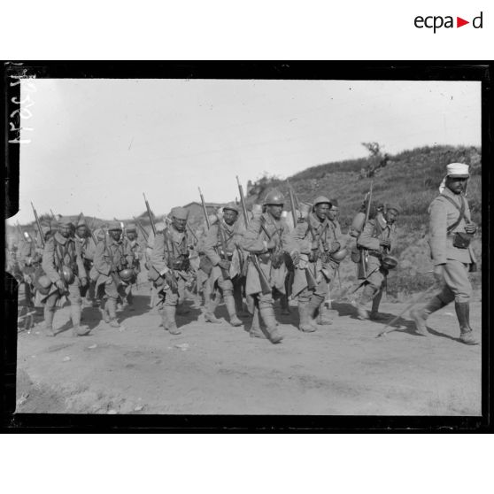 Likovan. Route Salonique-Sérès. Marche s'approche vers la frontière bulgare. 17e division infanterie coloniale. [légende d'origine]